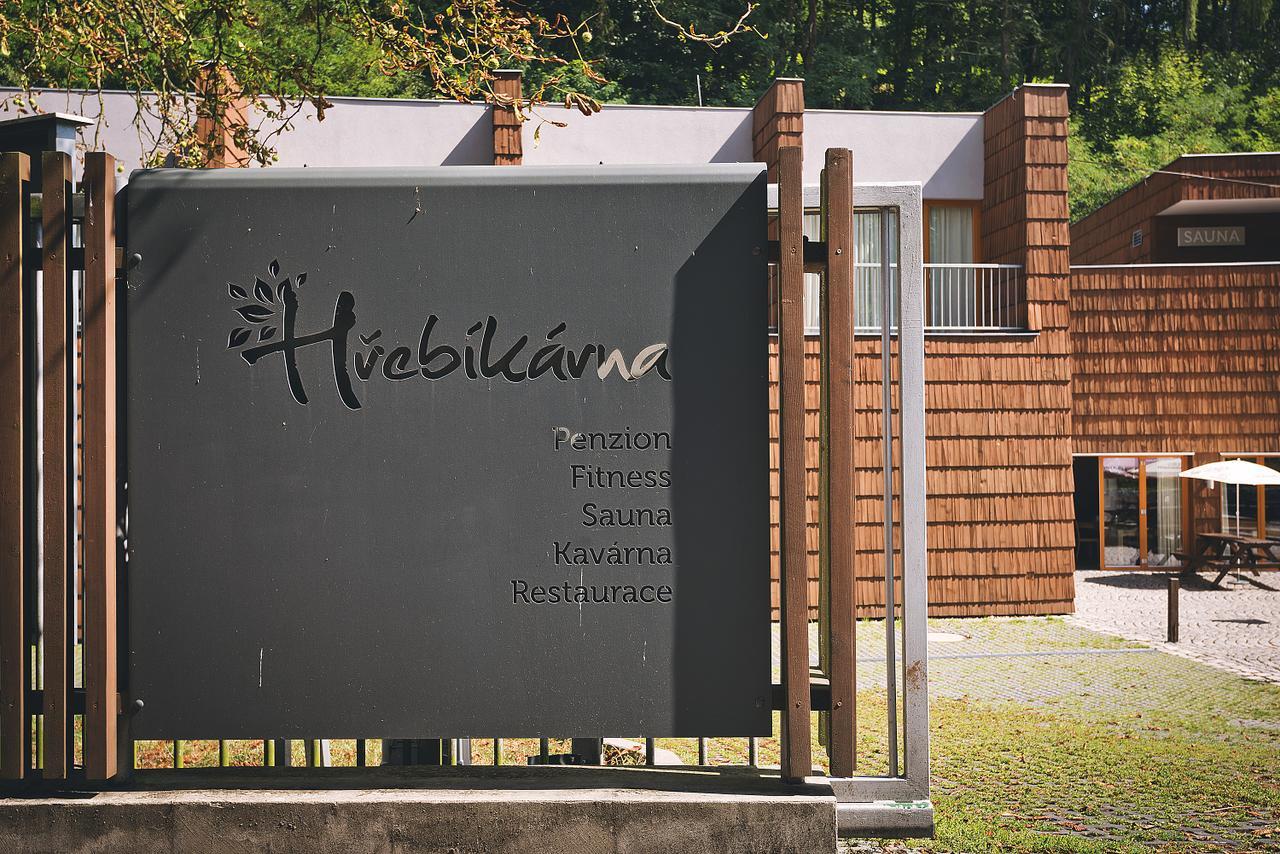Restaurace A Pension Hrebikarna โคมูตอฟ ภายนอก รูปภาพ