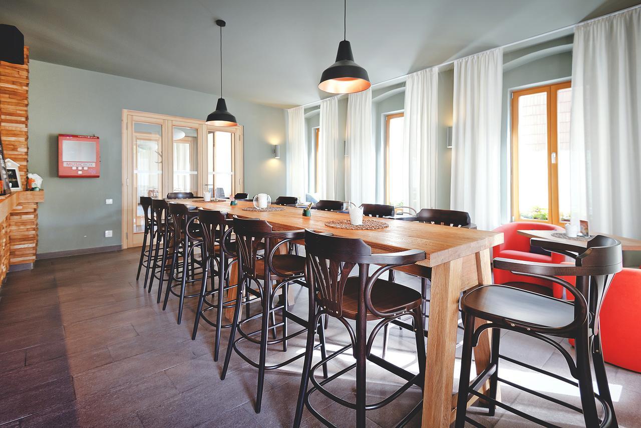 Restaurace A Pension Hrebikarna โคมูตอฟ ภายนอก รูปภาพ